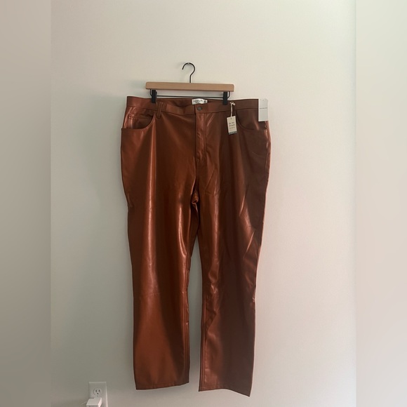 Abercrombie and Fitch - The 90s Straight Ultra High Rise Leather Pants - Picture 2 of 9